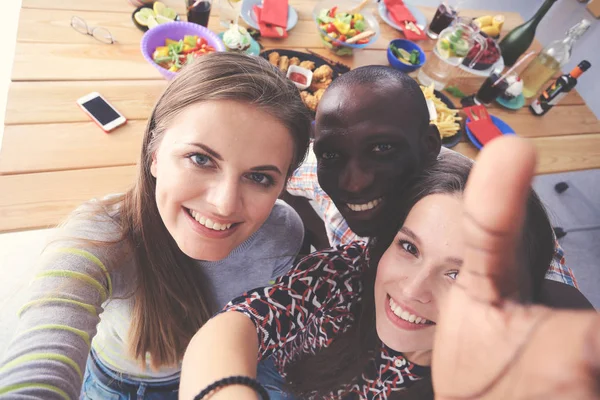 Gruppe von Menschen beim Selfie während des Mittagessens. Selbst. Freunde. Freunde werden zum Essen fotografiert — Stockfoto