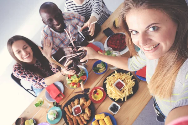 Gruppe von Menschen beim Selfie während des Mittagessens. Selbst. Freunde. Freunde werden zum Essen fotografiert — Stockfoto