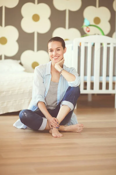 Young woman doing yoga at home in the lotus position. Young woman doing yoga. — Stock Photo, Image