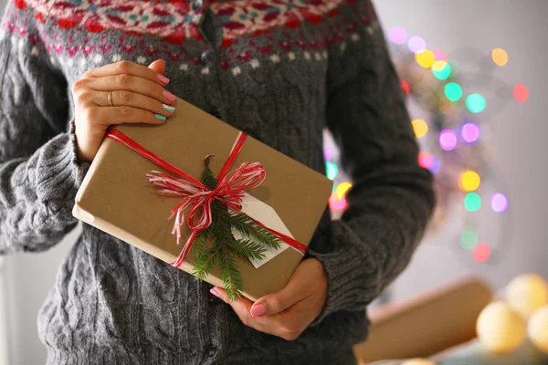 Mains de femme tenant boîte cadeau de Noël. Noël — Photo