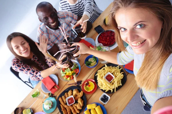 Grupo de pessoas fazendo selfie durante o almoço. Eu mesmo. Amigos. Amigos são fotografados para comer — Fotografia de Stock