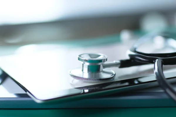 Medische apparatuur: blauwe stethoscoop en tablet op witte achtergrond. Medische apparatuur — Stockfoto