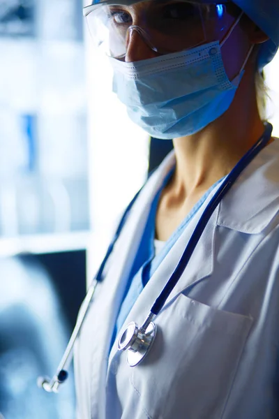 Imagen de la atractiva doctora mirando los resultados de los rayos X. — Foto de Stock