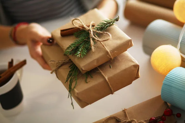 Mains de femme décorant boîte cadeau de Noël. Mains de femme — Photo