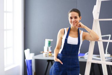 Matkap ayakta yeni ev işçi kadınla.