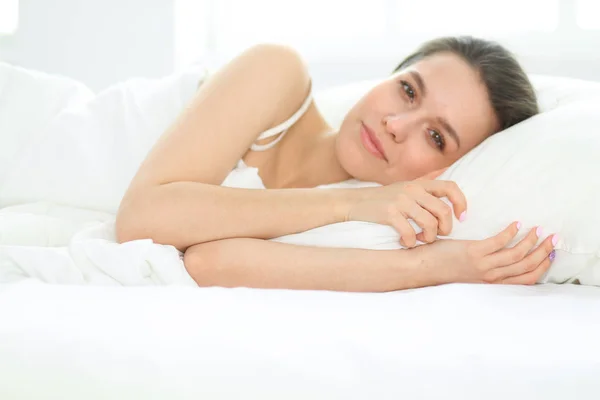 Menina Bonita Dorme Quarto Deitada Cama — Fotografia de Stock