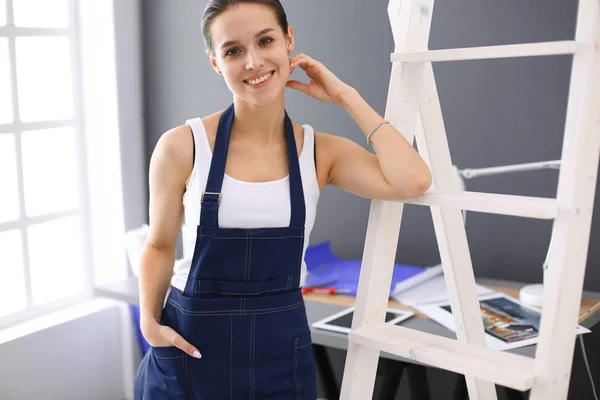 Donna operaia con trapano in piedi in nuova casa . — Foto Stock