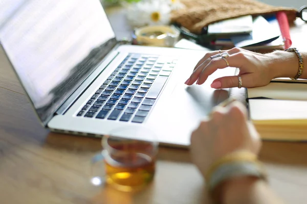 Een jonge vrouw met een creditcard en een laptop. Online winkelen concept — Stockfoto
