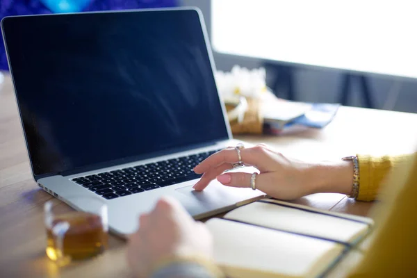 Een jonge vrouw met een creditcard en een laptop. Online winkelen concept — Stockfoto