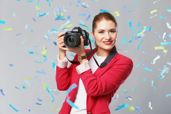 Bella donna felice con macchina fotografica alla festa di festa con coriandoli. Compleanno o Capodanno celebrando concetto — Foto Stock