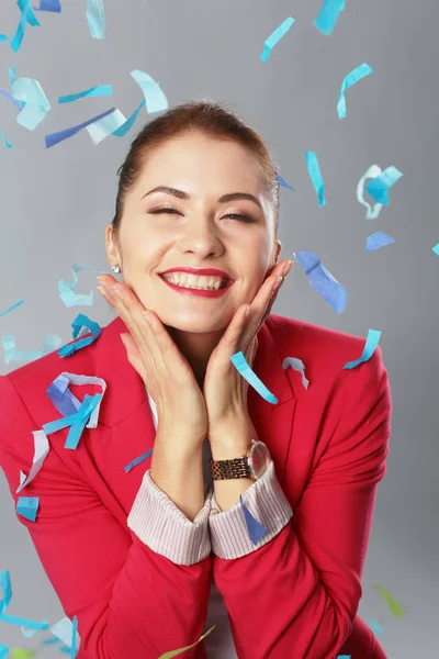 Portreit vacker glad kvinna på fest fest med konfetti. Födelsedag eller nyår nyårsafton firar koncept. — Stockfoto