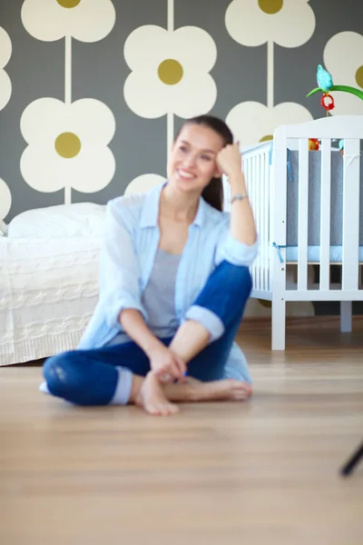 Jonge vrouw doet yoga thuis in de lotuspositie. Jonge vrouw doet yoga. — Stockfoto