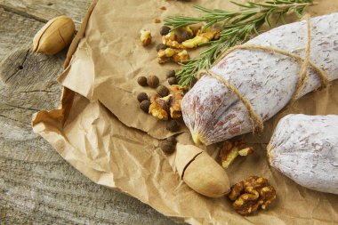 İtalyan salamı, deniz tuzu, biberiye, sarımsak ve fındık. Kırsal tarzda. Üst görünüm.