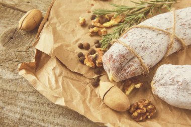 İtalyan salamı, deniz tuzu, biberiye, sarımsak ve fındık. Kırsal tarzda. Üst görünüm.