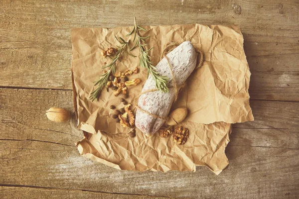 İtalyan salamı, deniz tuzu, biberiye, sarımsak ve fındık. Kırsal tarzda. Üst görünüm.