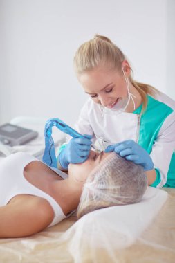 Sağlıklı yiyecek, sebze ve meyvelerle dolu açık buzdolabının yanında duran kadın portresi. Kadın portresi