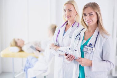 tıbbi ofiste geçti silah ile duran üç kendine güvenen kadın doktor portresi.