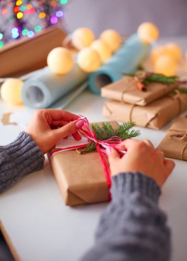 Noel hediye kutusu dekorasyon kadın elleri. Kadın elleri. Noel.