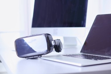 Bilgisayarlı sanal gerçeklik gözlükleri. İş. 3D teknoloji