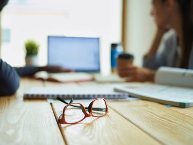 Genç bir kadın kahve molasında ya da kahve molasında dizüstü bilgisayar kullanıyor.