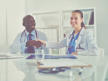 Doktorlar bir metastazda röntgen analizi yapıyor. Doktorlar.