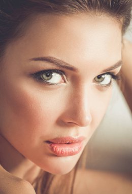 Duran, beyaz arka plan üzerinde izole güzel ve genç birbayan. Seksi kadın