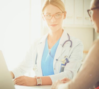 Doktor ve hasta çift masada oturmuş bir şey tartışıyorlar..