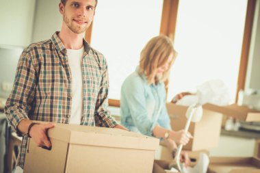 Karton açma çift yeni evlerinde kutuları. Genç Çift.