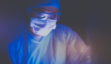 Doktor ekibi karanlık bir geçmişle ameliyatta..