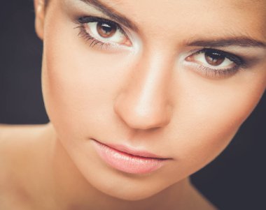 siyah arka plan üzerine izole çok güzel bir kadın portresi