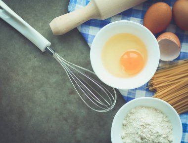 Hamur hazırlama tarifi ev yapımı ekmek, pizza ya da turta karışımı, mutfak masasının arkasında besin düzlüğü