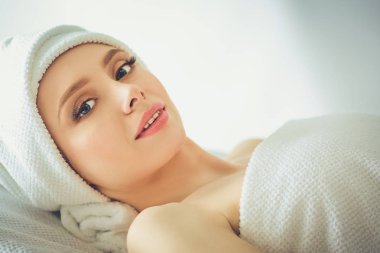 Bir masaj masanın üzerinde yatan, rahatlatıcı bir genç kadın. Kadın. Spa Salonu