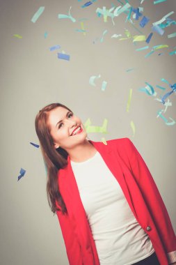 Konfeti kutlama parti güzel mutlu kadın. Doğum günü veya yeni yıl arifesi kavramı kutlama.