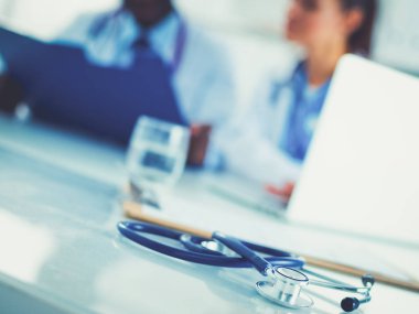 İçerde üniforması olan gülümseyen bir kadın doktor.