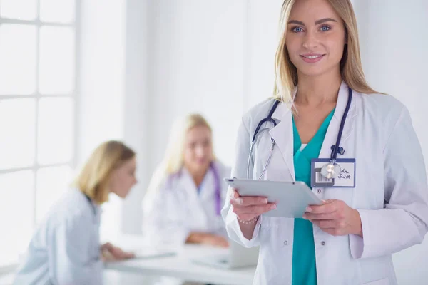 Retrato Una Joven Doctora Con Almohadillas Mano Consultorio Médico —  Fotos de Stock