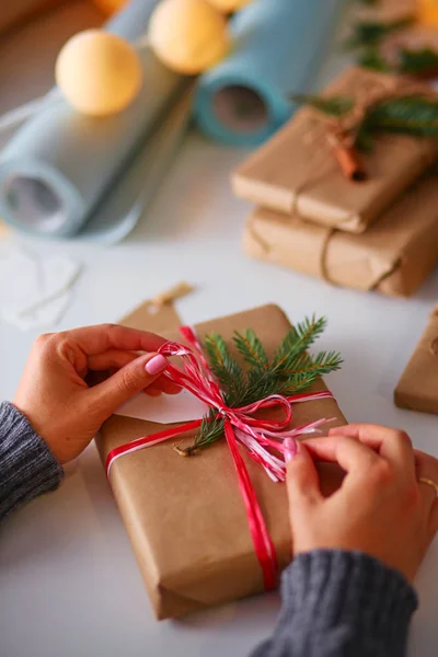 Manos de mujer decorando la caja de regalo de Navidad. Manos de mujer. Navidad . — Foto de Stock