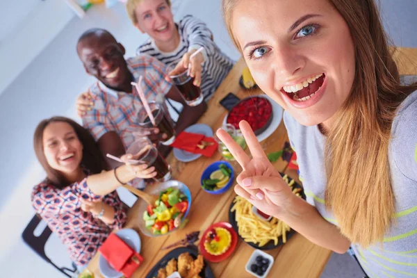 Grupa ludzi robiących selfie podczas lunchu. Samego siebie. Przyjaciele. Przyjaciele są fotografowani do jedzenia. — Zdjęcie stockowe