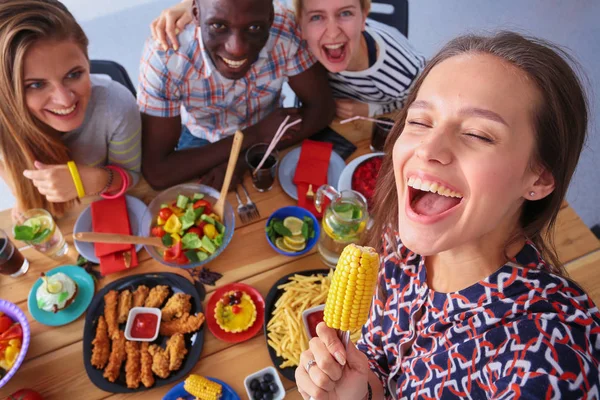 Grupo de pessoas fazendo selfie durante o almoço. Eu mesmo. Amigos. Amigos são fotografados para comer — Fotografia de Stock