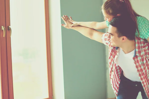 Portrait of young couple moving in new home. Young couple — Stock Photo, Image