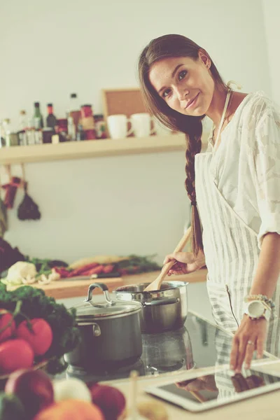 Matlagning kvinna i kök med träslev. Matlagning kvinna — Stockfoto