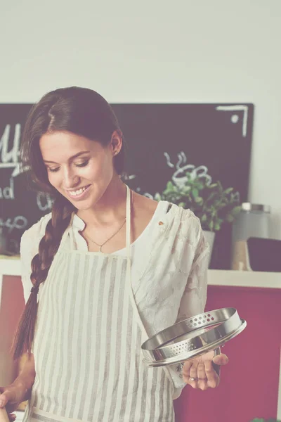 Uma jovem sentada numa mesa na cozinha. Jovem mulher — Fotografia de Stock