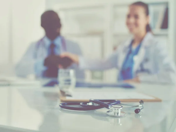 Médicos analizando una radiografía en una medición. Médicos. —  Fotos de Stock