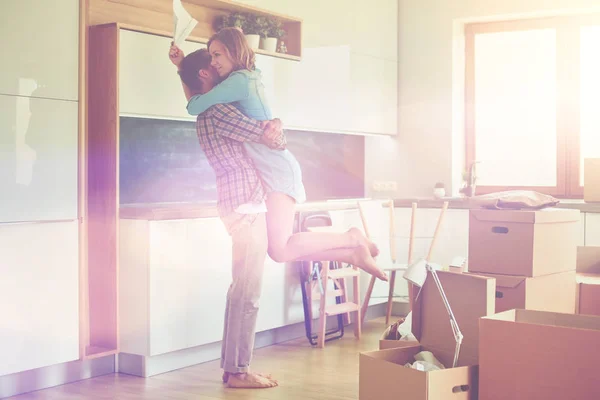 Portret van een jong koppel bewegen in nieuwe huis. Jong koppel — Stockfoto