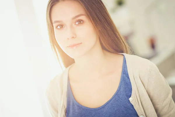 Aantrekkelijke jonge vrouw in witte studio — Stockfoto