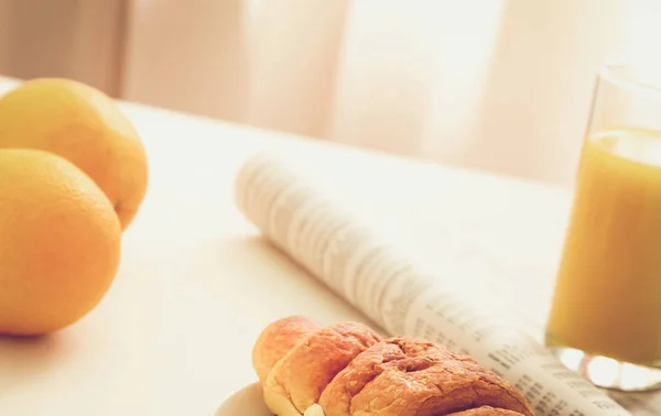 Croissants, koffie, jus d'orange en kranten — Stockfoto
