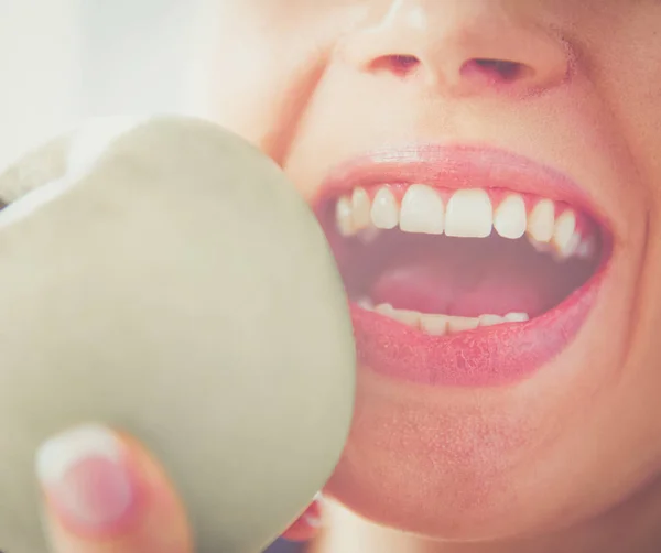 Close up portrait of healthy smiling woman with green apple. — Stock Photo, Image