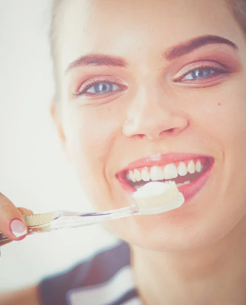 Joven chica bonita manteniendo la higiene bucal con cepillo de dientes . — Foto de Stock