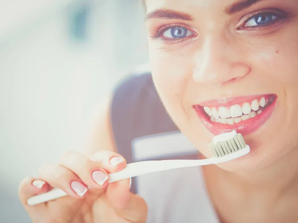 Jeune jolie fille maintenant l'hygiène buccodentaire avec brosse à dents. — Photo