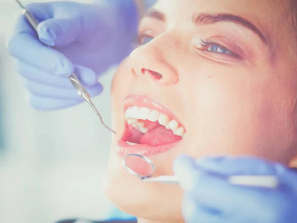 Mujer joven con la boca abierta examinando la inspección dental en el consultorio del dentista. — Foto de Stock