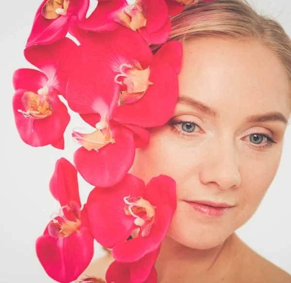 Young beauty woman with flower near face. — Stock Photo, Image